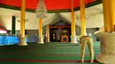 Bagi jamaah yang ingin tidur sejenak dipersilahkan di bawah. Lantai dua khusus sholat dan tidak boleh digunakan untuk tiduran. Ukuran keseluruhan masjid dua lantai ini adalah 50 x 50m. (Liputan6.com/wwn)