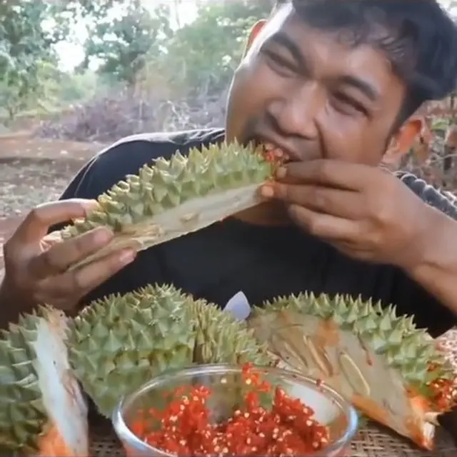 6 Potret Aksi Nyeleneh Orang Makan Kulit Buah Ini Bikin Enggak Habis Pikir
