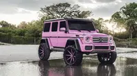 Mercedes G-Wagen 4x4 berlabur warna pink. (Autoevolution)