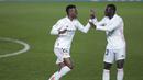 Striker Real Madrid, Vinicius Junior (kiri) melakukan selebrasi usai mencetak gol penyeimbang 1-1 ke gawang Real Sociedad, dalam laga lanjutan Liga Spanyol 2020/21 pekan ke-25 di Alfredo di Stefano Stadium, Madrid, Senin (1/3/2021). Madrid bermain imbang 1-1 dengan Sociedad. (AP/Bernat Armangue)