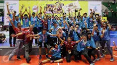 Pemain beserta tim voli Jakarta Elektrik PLN merayakan kemenangan usai mengalahkan Jakarta Pertamina Energi di Grand Final Proliga 2017 di GOR Among Rogo, Yogyakarta (23/4). Mereka unggul 3-2 (25-20, 24-26, 25-22, 18-25, 15-11). (Liputan6.com/Johan Tallo)