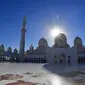 Suasana di halaman Masjid Agung Sheikh Zayed di ibukota UEA Abu Dhabi (15/3). Masjid ini dinamai sesuai dengan tokoh besar dibalik ide pembangunannya, Sheikh Zayed bin Sultan Al Nahyan. (AFP Photo/Giuseppe Cacace)