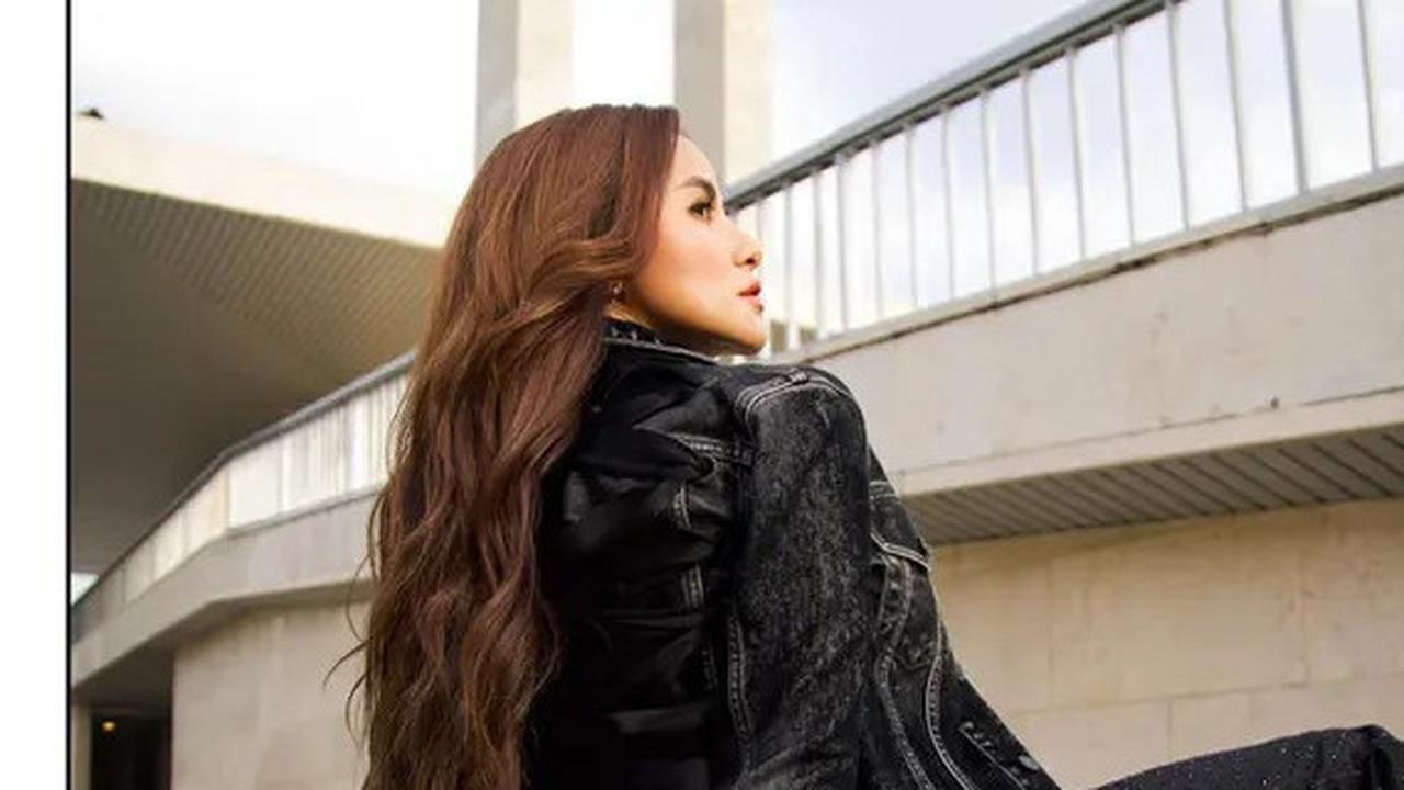 4 Potret Cantik Elegan Olla Ramlan dengan Rambut Panjang Bergelombang, Tampilkan Pesona Percaya Diri