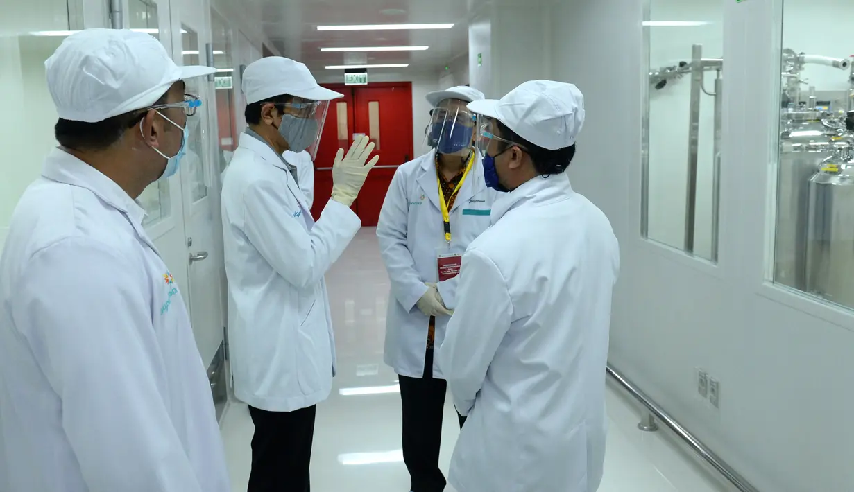 Presiden Joko Widodo atau Jokowi (kedua kiri) meninjau fasilitas produksi dan pengemasan di PT Bio Farma, Bandung, Jawa Barat Selasa (11/8/2020).  Jokowi menggunakan pakaian lengkap penelitian untuk melihat Laboratorium Bio Farma. (Foto: Biro Pers Kepresidenan)