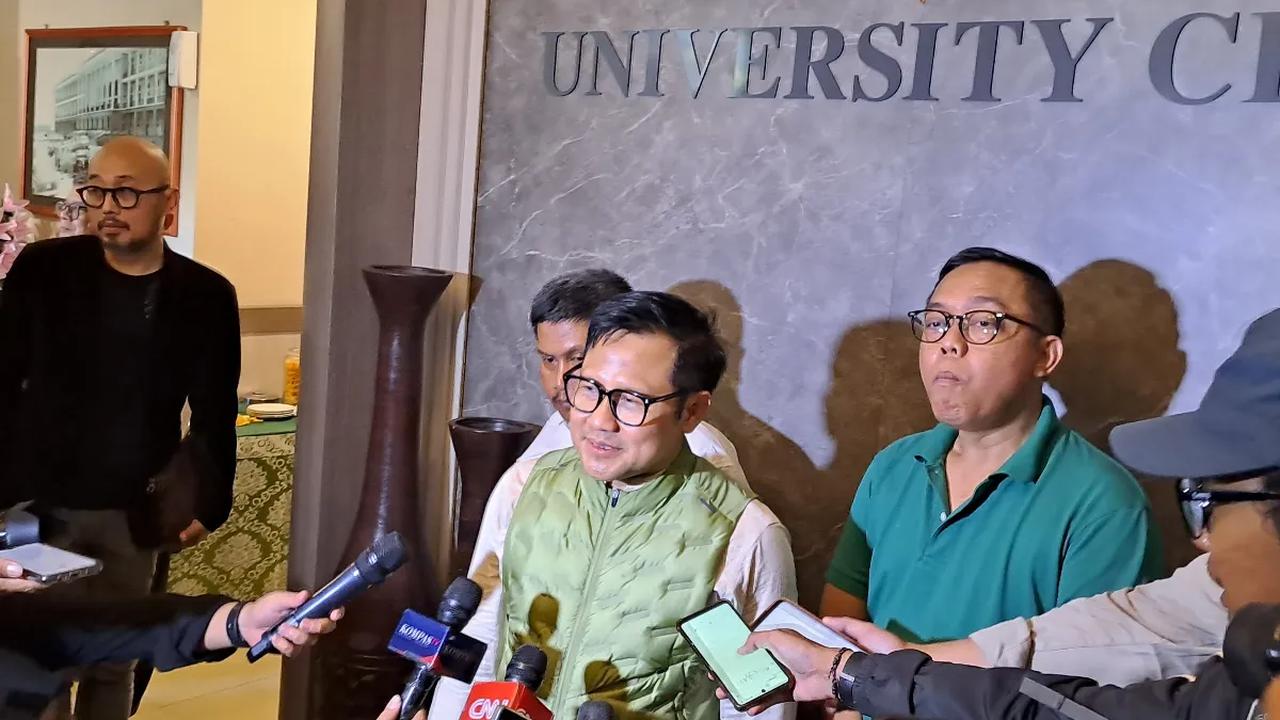 Cak Imin di Rumah Sakit Fatmawati sekitar pukul 13.47 WIB. Ketua Umum PKB ini mengenakan kemeja dibalut rompi warna hijau.<br>