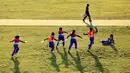 Pemain tim putri cricket Papua berlari ke lapangan merayakan kemenangan atas tim putri Bali pada laga Final cabo Cricket putri di lapangan Cricket Doyo Baru Kabupaten Jayapura, Minggu (26/09/2021). (Foto : PB PON XX PAPUA/Rahmat Takbir)