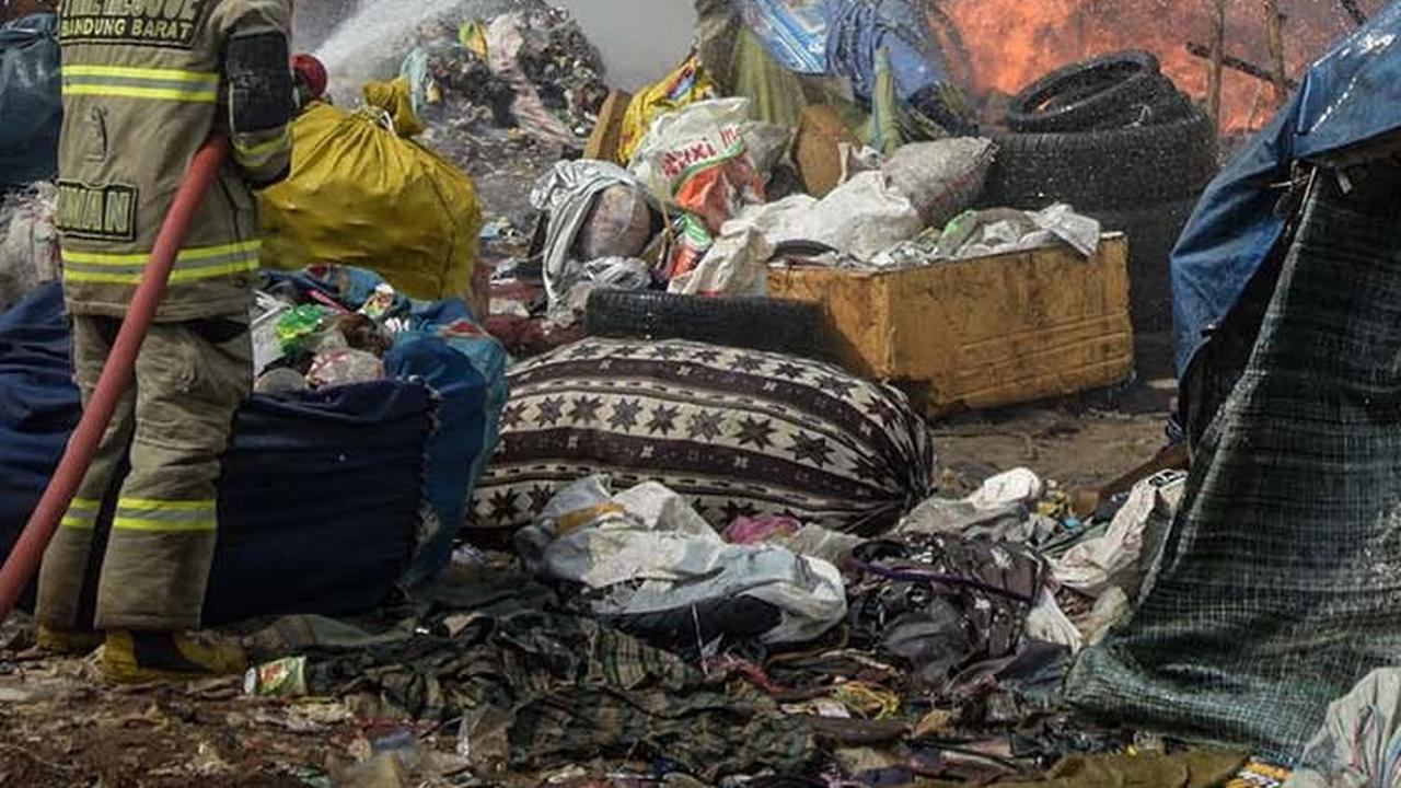 FOTO: Darurat! Begini Penampakan Gunung Sampah di TPA Sarimukti Bandung yang Terbakar Berhari-hari