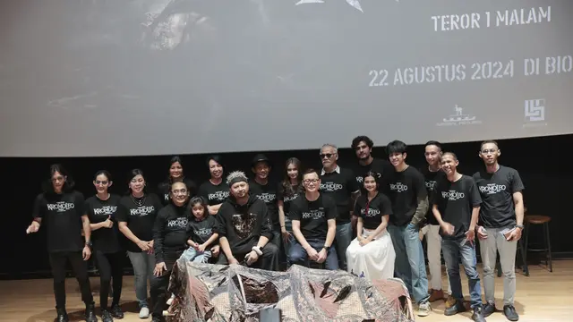 Para pemain dan kru film Kromoleo.