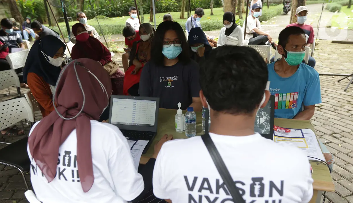 Warga saat verifikasi pendaftaraan vaksinasi COVID-19 di Taman Dadap Merah, Kebagusan, Jakarta, Sabtu (10/7/2021). Pemerintah Provinsi DKI Jakarta mengerahkan 16 mobil vaksin keliling untuk mempercepat target vaksinansi bagi warga DKI Jakarta. (Liputan6.com/Helmi Fithriansyah)