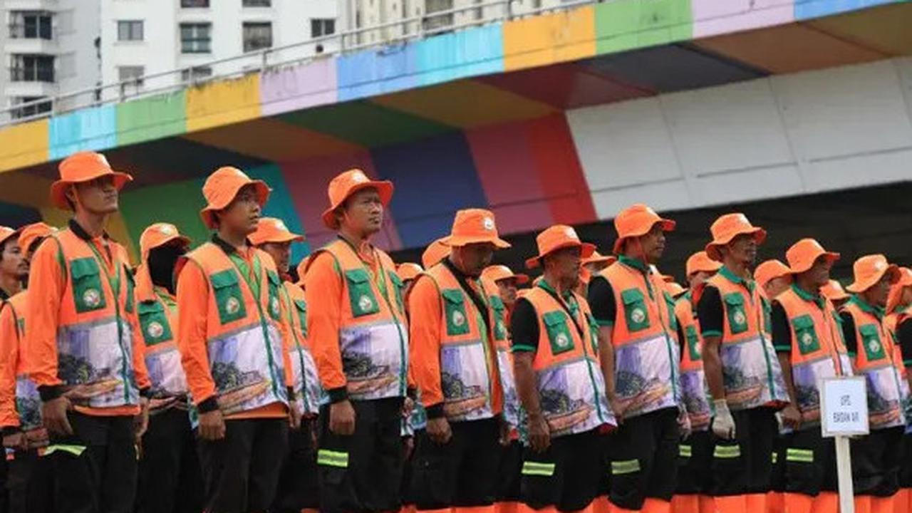 Aksi Sigap Pasukan Oranye Sapu Bersih 79,29 Ton Sampah Sisa Perayaan HUT RI di Jakarta