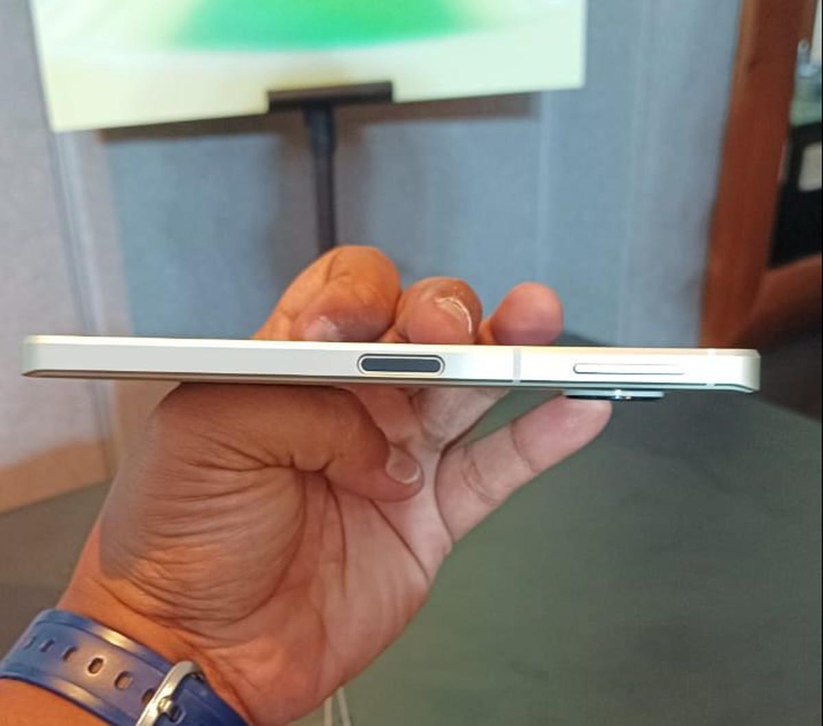 Baterainya memiliki kapasitas 5.000 mAh, dengan teknologi IGZO yang diakui dapat meningkatkan efisiensi daya, memperpanjang masa pakai baterai perangkat ini.&nbsp;
