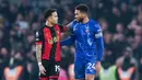 Pemain Chelsea, Reece James dan pemain Bournemouth, Justin Kluivert, berbincang setelah laga pada pekan ke-21 Premier League 2024/2025 yang digelar di Stamford Bridge, Rabu (15/1/2025) dini hari WIB. (AP Photo/Ian Walton)