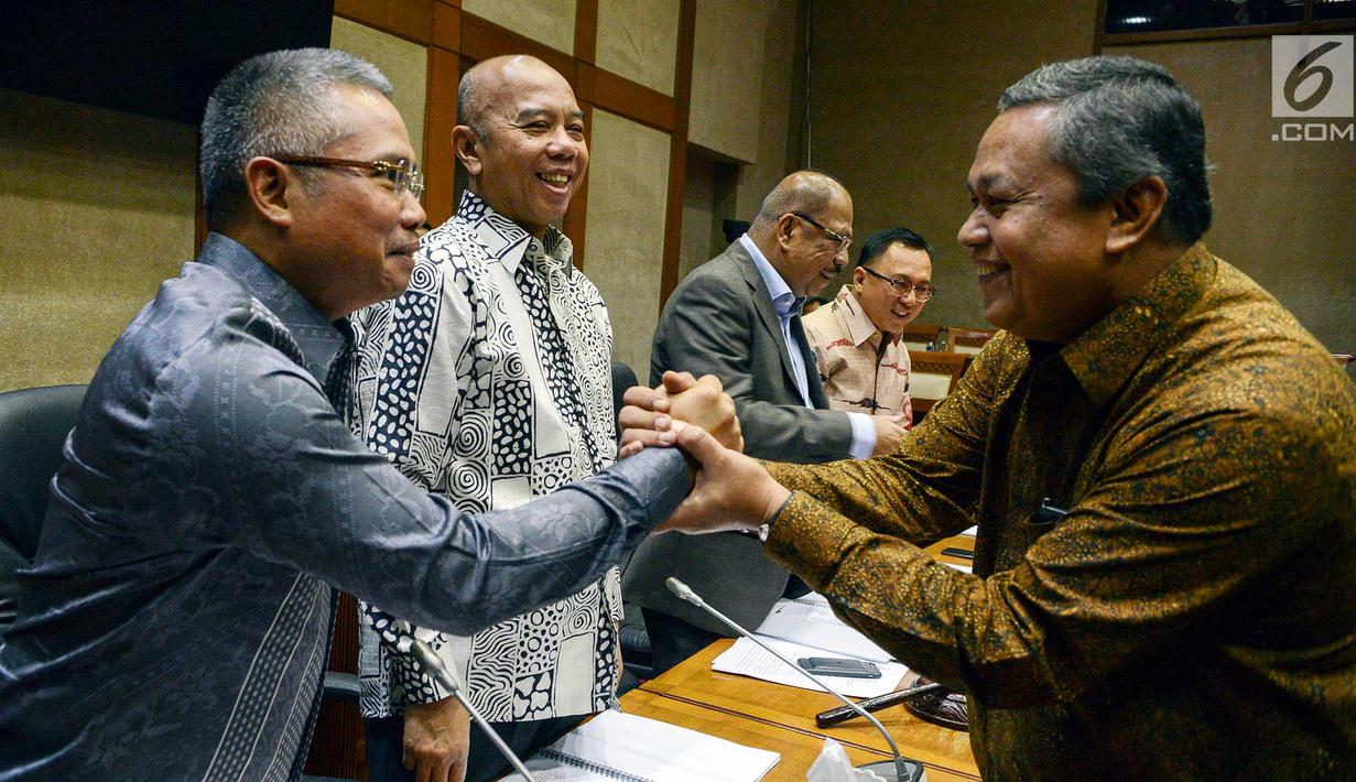Deputi Gubernur BI, Perry Warjiyo bersiap menjalani uji kepatutan dan kelayakan di kompleks Parlemen, Jakarta, Rabu (28/3). Perry Warjiyo akan menggantikan Agus Martowardojo yang berakhir masa jabatanya Mei 2018 mendatang. (Liputan6.com/Johan Tallo)