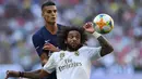 Gelandang Tottenham Hotspur, Erik Lamela berusaha merebut bola dari bek Real Madrid, Marcelo pada pertandingan Audi Cup 2019 di stadion Allianz Arena di Munich, Jerman (30/7/2019). Tottenham menang tipis atas Madrid 1-0. (AFP Photo/Christof Stache)