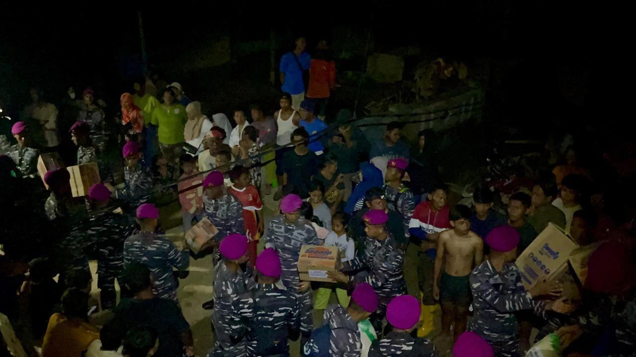Prajurit TNI AL Masuk Aceh Tamiang, Salurkan Bantuan Kemanusiaan buat Korban Banjir