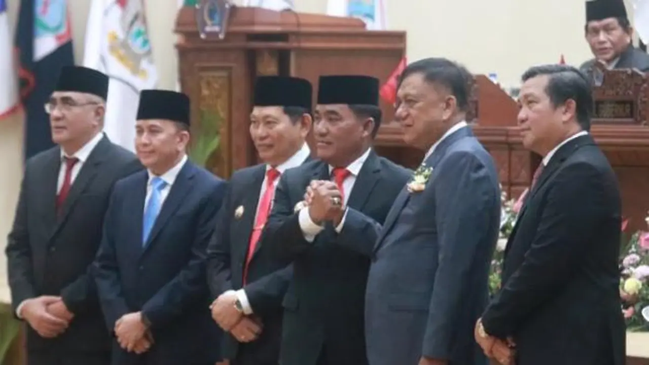 Acara serah terima jabatan ini digelar di ruang paripurna DPRD Provinsi Sulut, Selasa (4/3/2025).