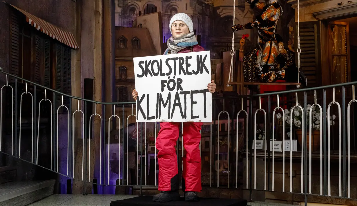 Patung lilin aktivis lingkungan asal Swedia, Greta Thunberg memegang sebuah plakat selama presentasinya di Museum Panoptikum di Hamburg, Jerman, Rabu (29/1/2020). (Markus Scholz / dpa / AFP)