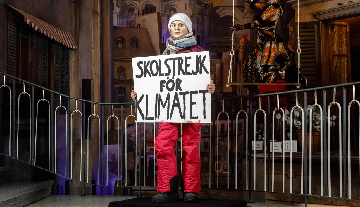 Patung lilin aktivis lingkungan asal Swedia, Greta Thunberg memegang sebuah plakat selama presentasinya di Museum Panoptikum di Hamburg, Jerman, Rabu (29/1/2020). (Markus Scholz / dpa / AFP)