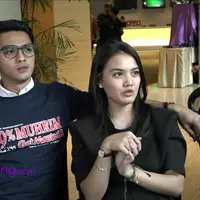 Ricky Harun cukup akrab dengan pekerjaan baby sitter, ia tak canggung mengurus anak meski banyak menghabiskan waktu di luar.