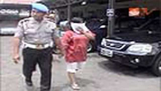 Wanita Paruh Baya Menggelapkan Delapan Mobil