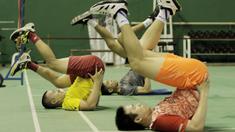 Tim ganda putra Indonesia, Marcus Gideon dan Hendra Setiawan, saat latihan fisik di Pelatnas Bulutangkis, Cipayung, Jakarta, Senin (7/5/2018). Latihan tersebut untuk persiapan jelang Piala Thomas pada 20-27 Mei 2018 di Thailand. (Bola.com/M Iqbal Ichsan)