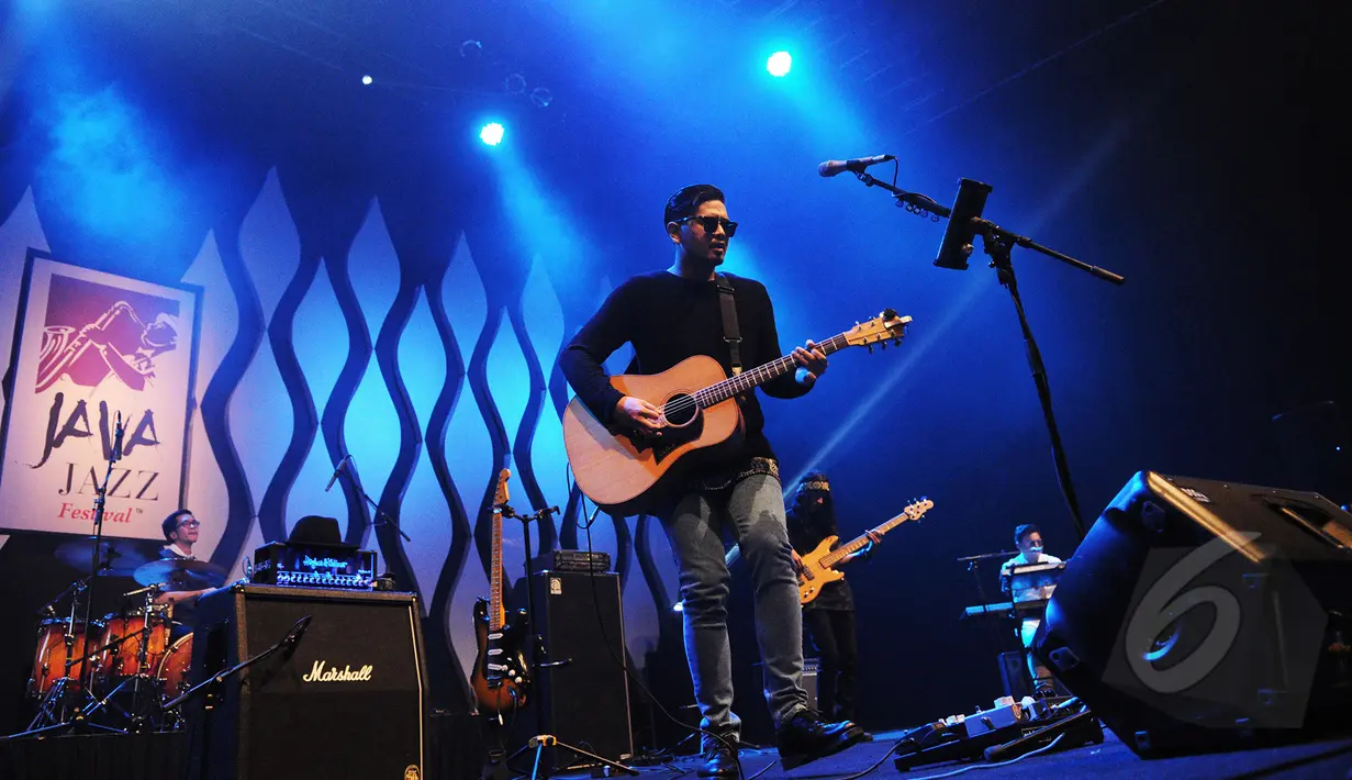 Aksi Petra Sihombing sambil memainkan gitar di atas panggung Java Jazz Festival 2015, JIExpo Kemayoran, Jakarta, Minggu (8/3/2015). (Liputan6.com/Faizal Fanani)