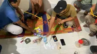 Bukannya Tarawih, 6 Pria di Pringsewu Malah Digerebek Polisi saat Asyik Main Judi Togel