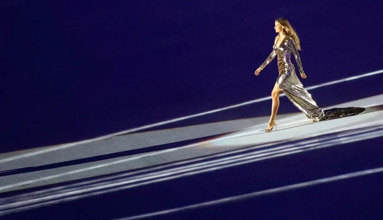 Model seksi asal Brazil Gisele Bundchen berjalan di atas panggung dengan gaun mengkilapnya saat mengambil bagian dalam upacara pembukaan Olimpiade Rio 2016, Rio de Janeiro, Brasil, (5/8). (REUTERS / Mike Blake)