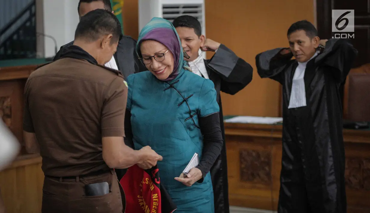 Terdakwa kasus dugaan penyebaran berita bohong, Ratna Sarumpaet memakai rompi tahanan saat sidang lanjutan di PN Jakarta Selatan, Selasa (19/3). Sidang Ratna Sarumpaet mengagendakan pembacaan putusan sela. (Liputan6.com/Faizal Fanani)