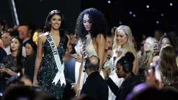 Miss New Jersey, Chhavi Verg dan Miss District of Columbia, Kara McCullough menunggu pengumuman pemenang kontes kecantikan Miss USA 2017 di Las Vegas, Minggu (14/5). Kara McCullough (25) dinobatkan sebagai pemenang Miss USA 2017. (AP Photo/John Locher)