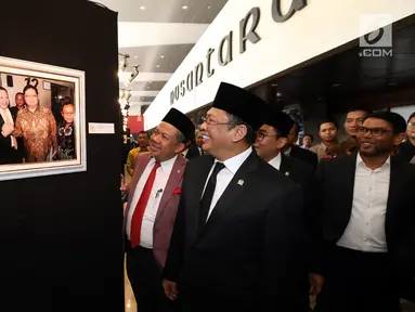 Ketua DPR Bambang Soesatyo dan Wakil Ketua Fahri Hamzah melihat pameran Foto Wartawan Parlemen bertema DPR Zaman Now di Jakarta, Kamis (29/8/2019). Ketua DPR menyampaikan Dengan diselenggarakannya pameran foto ini semoga DPR makin dekat di hati, dan rakyat makin sejahtera. (Liputan6.com/Johan Tallo)