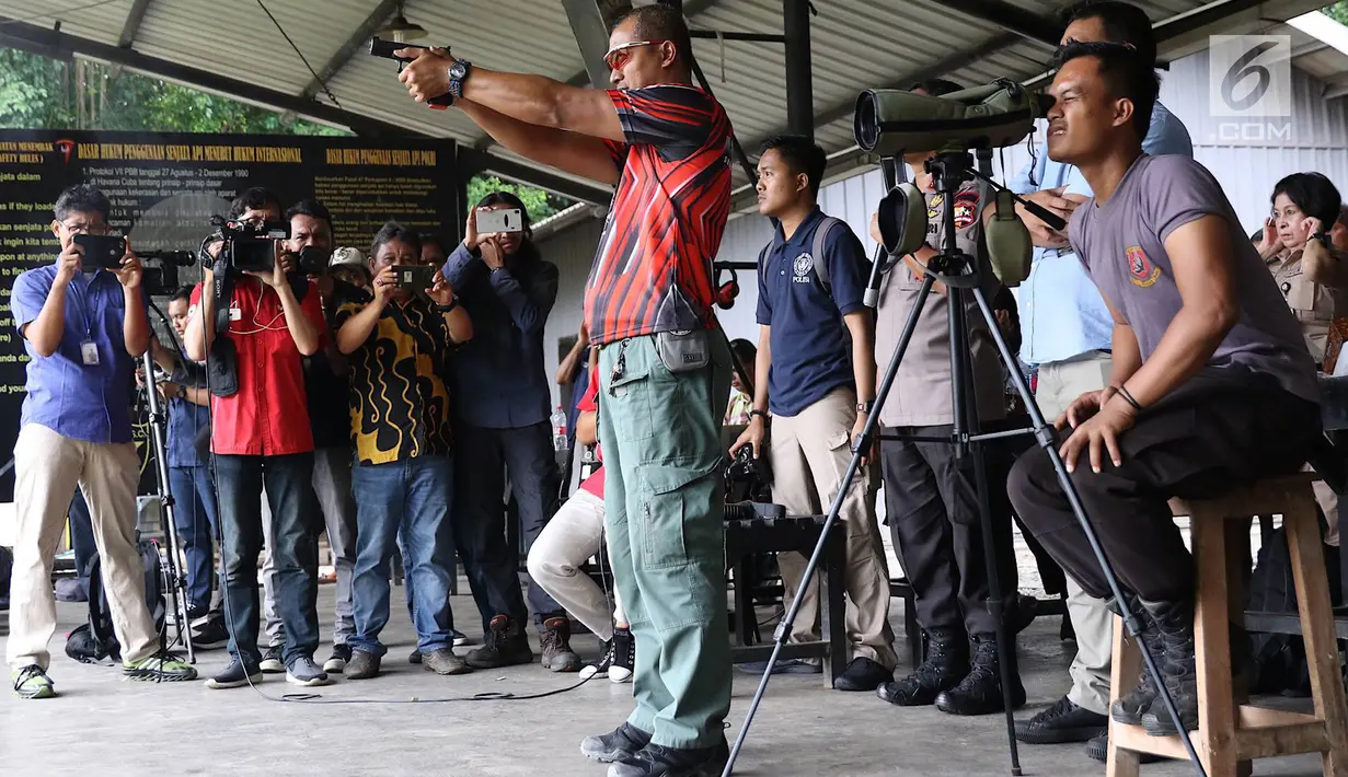 Atlet menembak profesional yang juga anggota Tim Gegana Brimob, Anang Yulianto melakukan tembakan dengan pistol Glock 17 di Mako Brimob Polri, Depok, Selasa (23/10). Uji tembak terkait insiden peluru nyasar ke gedung DPR. (Liputan6.com/Immanuel Antonius)