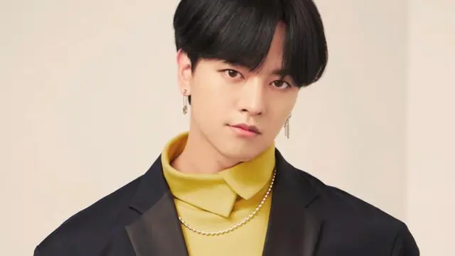 Ravn Oneus dengan anting rantai