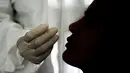 Seorang dokter mengambil sampel usap hidung untuk menguji COVID-19 di tengah pandemi virus corona COVID-19 di Cocodrilos Sports Park, Caracas, Venezuela, Sabtu (19/9/2020). (AP Photo/Matias Delacroix)