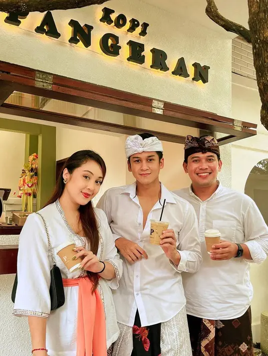 Mendapat dukungan dari keluarga, selain di dunia hiburan memang banyak selebriti mengembangkan bisnis di segmen makanan dan minuman. Terbukti cukup banyak selebriti yang tertarik dalam lini bisnis ini. (Liputan6.com/IG/@antonioblancojr)