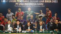 Dirut baru PT LIB, Ferry Paulus (kiri kedua) memberikan keterangan kepada wartawan setelah Rapat Umum Pemegang Saham (RUPS) Luar Biasa PT LIB yang berlangsung di Hotel Sultan, Ruang Semeru, Selasa (15/11/2022). (Bola.com/Bagaskara Lazuardi)