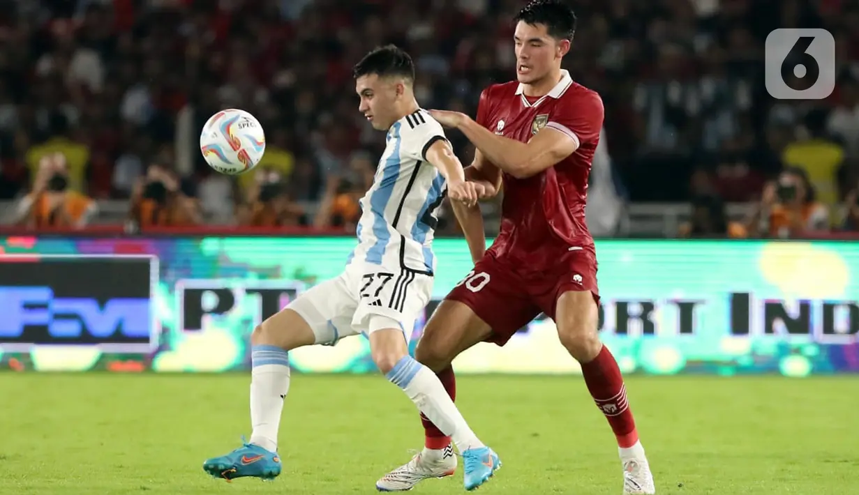 Argentina melakukan kesalahan sehingga Indonesia mendapat tendangan penjuru di menit ke-34. Marc Klok yang mengambil mengarahkan langsung bola ke gawang. Sayang sepakannya bisa dimentahkan bek Argentina. (Liputan6.com/Helmi Fithriansyah)