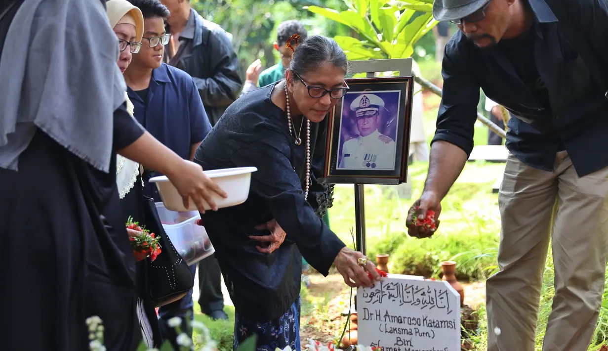 Lantas apa yang menjadia kenangan lantaran puluhan tahun berteman dengan Amoroso? Anak-anak dan istri almarhum juga mengenal dengan baik. (Nurwahyunan/Bintang.com)