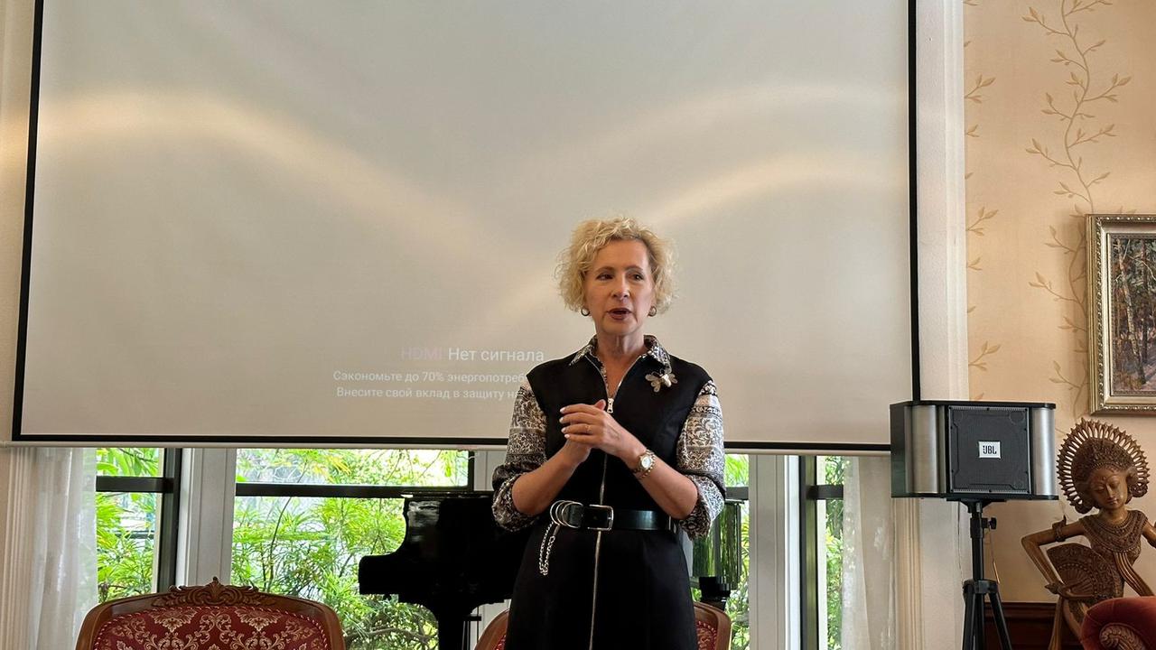 Duta Besar Rusia untuk Indonesia Lyudmila Vorobieva dalam pernyataan pers dengan media di kediamannya di Jakarta, Rabu (4/10/2023). (Liputan6/Benedikta Miranti)