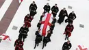 Petugas membawa peti mati mantan Menlu Soviet yang dipuji dunia internasional karena membantu upaya mengakhiri Perang Dingin, Georgia, Minggu (13/7/14). (REUTERS/David Mdzinarishvili)