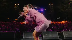 Raisa Andriana yang berdandan bak cewek kue tulen ini ungkap aksi panggungnya seru banget, hujan badai pun tak menjadi penghalang. (Liputan6.com/IG/@raisa6690)