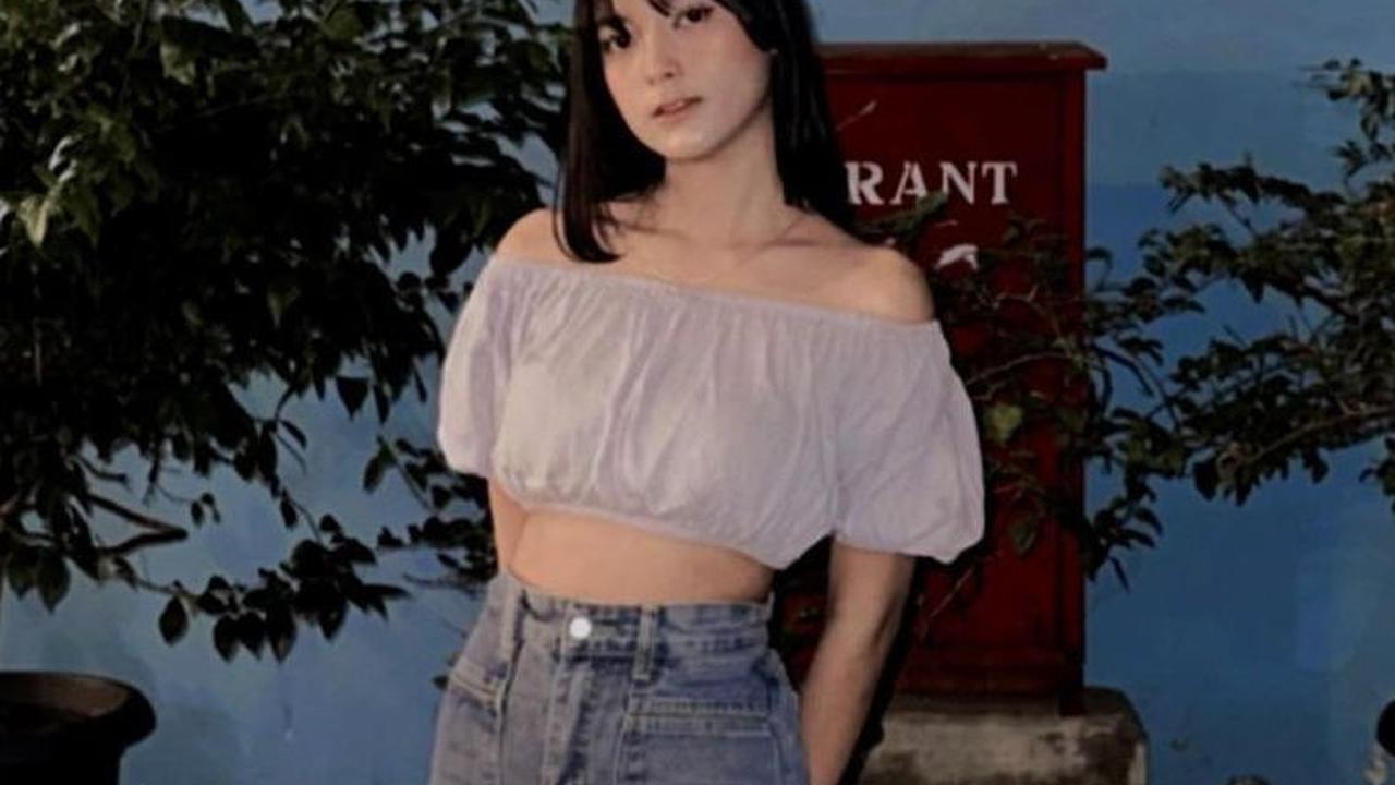 Sama seperti remaja umumnya, Syalma memiliki gaya tampilan yang stylish saat mengenakan atasan outfit sabrina crop top berwarna putih dan celana cargo.