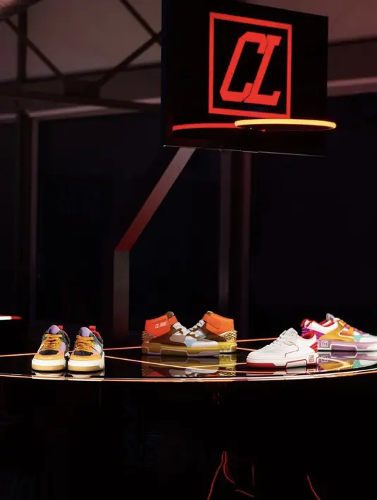 Kulit anak sapi yang mewah, suede yang lembut, satin yang ramping, dan nappa yang dilaminasi berpadu secara harmonis untuk menciptakan tampilan visual yang menawan. [Foto: Instagram/ Christian Louboutin]