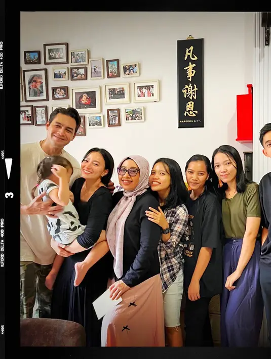 Tak hanya Jonas Rivano yang menyiapkan kejutan untuk Asmirandah, orang-orang yang bekerja di rumah Asmirandah juga ikut memberikan kejutan ulang tahun. Dari foto ini terlihat, Asmirandah memang sangat dekat dengan orang-orang yang bekerja di rumahnya. Meski perayaan ulang tahunnya sederhana, namun kehangatan dan kebahagiaan dapat dirasakan. (Liputan6.com/IG/@asmirandah8)