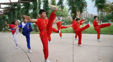 Anak-anak mempelajari seni bela diri selama liburan musim panas di Shahe, Provinsi Hebei, China utara, pada 9 Agustus 2020. (Xinhua/Mou Yu)
