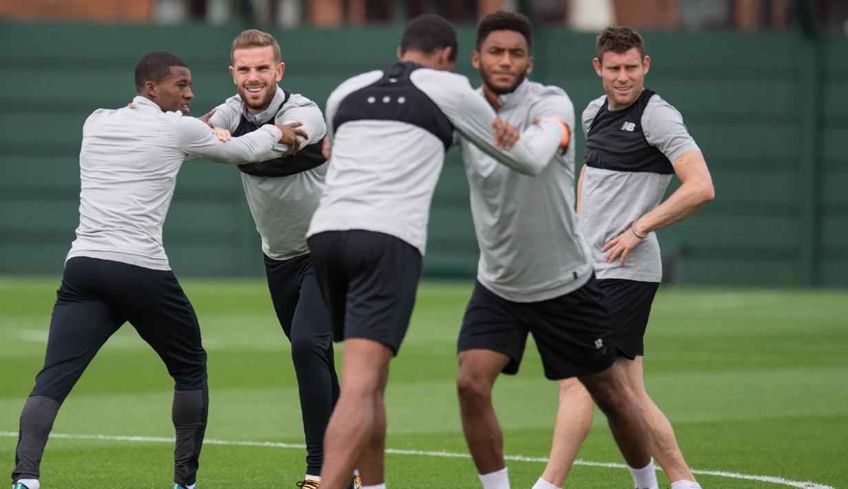 Para pemain Liverpool melakukan sesi latihan jelang laga  kualifikasi liga Champions di Melwood, Liverpool, Selasa (22/8/2017). Liverpool akan menghadapi Hoffenheim. (AFP/Oli Scarff)
