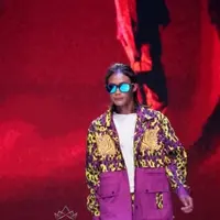 Bonge memang dienal lama dengan penampilan kece. Ia terlihat mengenakan jaket gaya modern dengan memadukan motif corak yang mencolok.(Liputan6.com/IG/@rand.photograph).