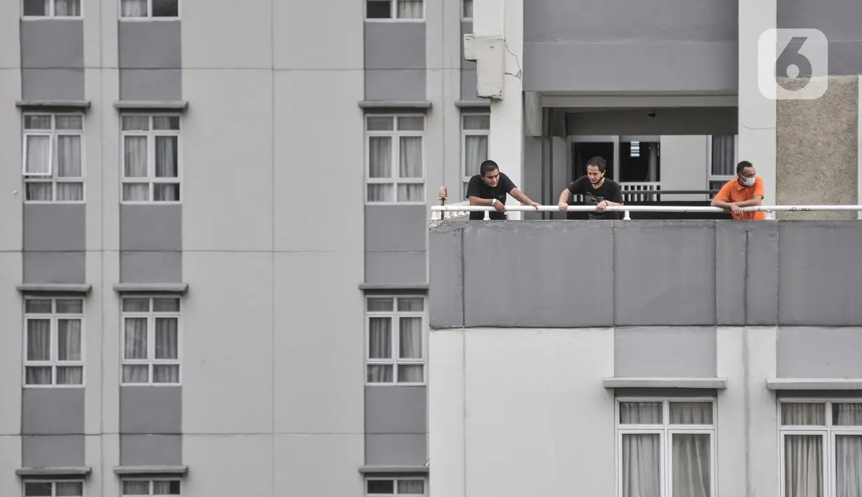 Pasien Covid-19 berada di kamar tower RSDC Wisma Atlet, Kemayoran, Jakarta, Senin (7/3/2022). Pemerintah menurunkan status PPKM menjadi level 2 untuk wilayah Jabodetabek dan Surabaya dikarenakan penurunan kasus konfirmasi harian dan juga rawat inap rumah sakit. (merdeka.com/Iqbal S. Nugroho)
