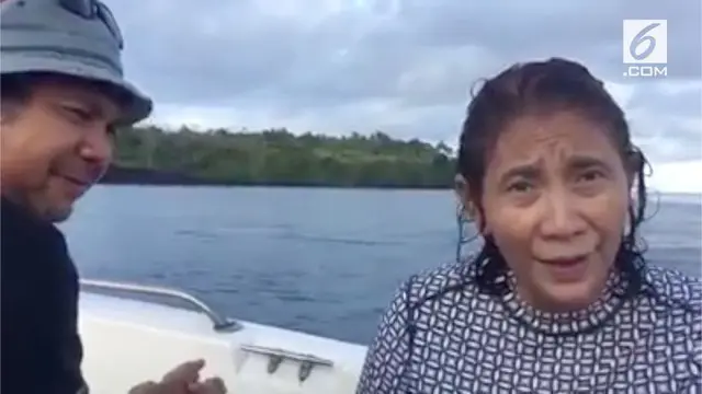 Dalam kunjungannya di Maluku, Susi Pudjiastuti berenang di laut Banda. Ia melihat kondisi karang yang mulai rusak.