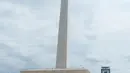 Sejumlah pengunjung saat sedang liburan di Monumen Nasional (monas), Jakarta, Selasa (25/12). Liburan Natal 2018, banyak warga datang bersama kerabat maupun keluarga memadati Monas. (Liputan6.com/Herman Zakharia)
